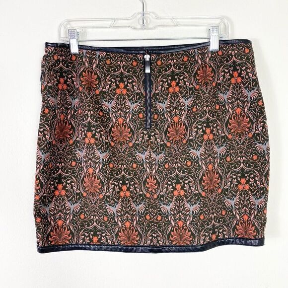 Express Black & Red Floral Tapestry Notched Leather Trim Mini Skirt Size 12 - Picture 3 of 5